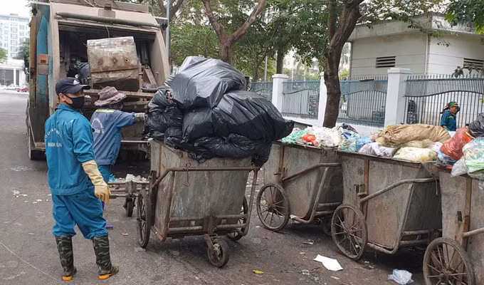 Các xe rác ở quận Nam Từ Liêm đang được thu dọn để chở đi, ngày 19/11. Ảnh: Hữu Tuấn.