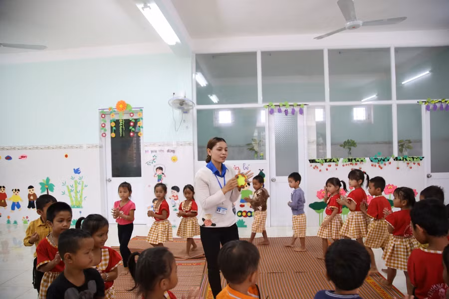 Cô Đinh Thị Hồng Linh