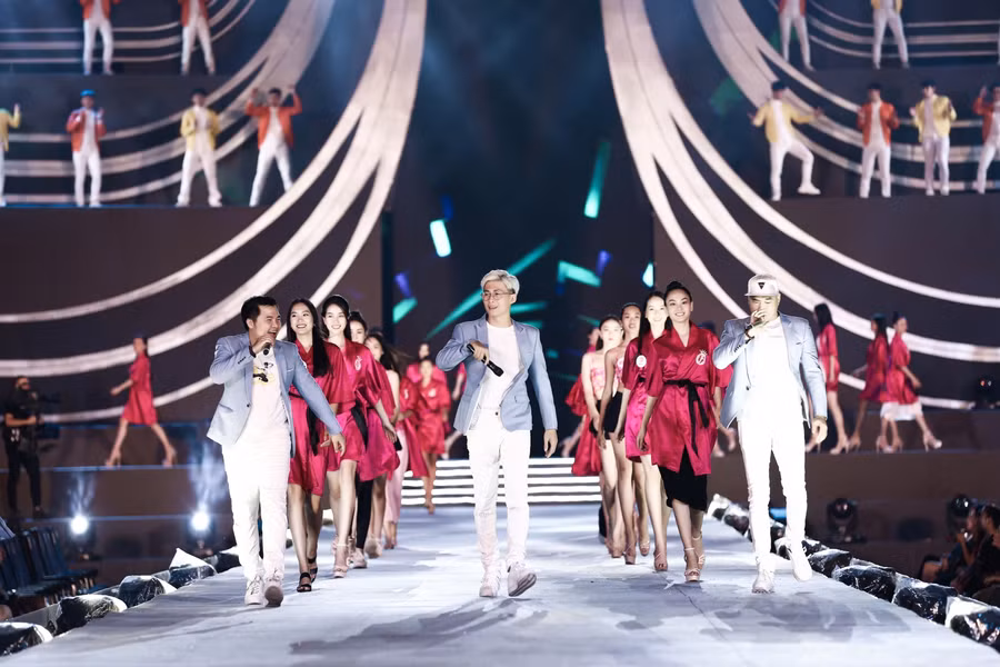 Nhóm nhạc MTV tổng duyệt cho chương trình.