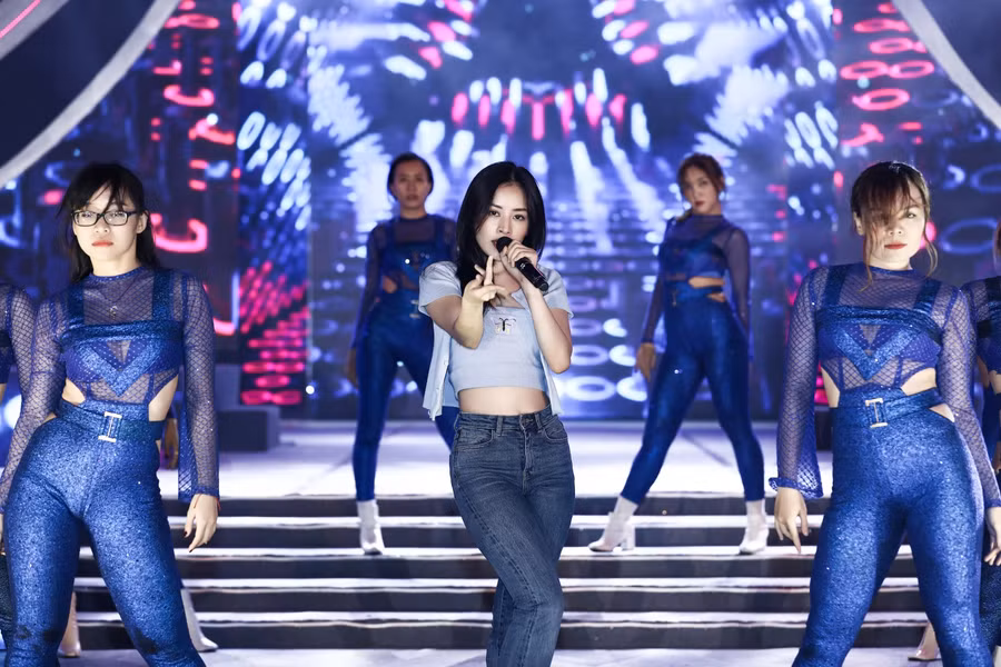 Chi Pu chạy tổng duyệt cho Hoa hậu Việt Nam.