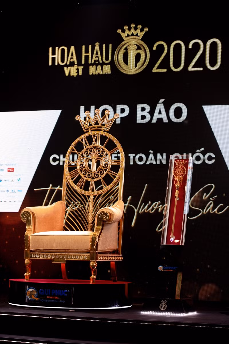 Ghế đăng quang dành cho tân hoa hậu.