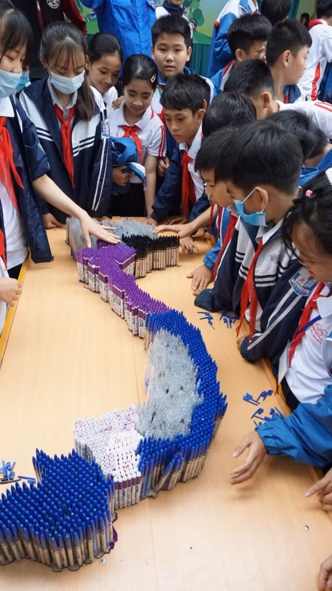 Mô hình bản đồ Việt Nam được làm từ bút bi đã qua sử dụng.