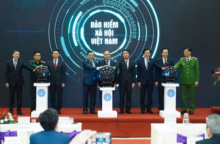 Thủ tướng Nguyễn Xuân Phúc bấm nút công bố ứng dụng "Bảo hiểm xã hội số" trên thiết bị di dộng - Ảnh: VGP/Quang Hiếu.