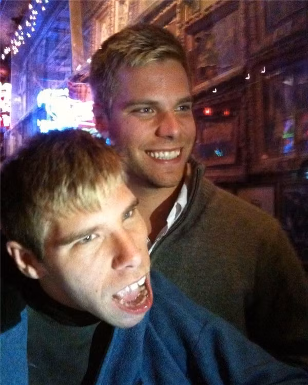 Bật khóc trước sự gắn kết vĩnh cửu của cặp sinh đôi không may mắn