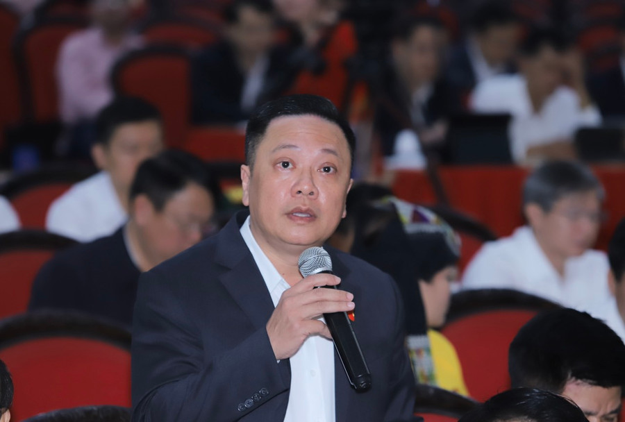 Đại biểu Mai Nhữ Thắng đặt câu hỏi về nguyên nhân chậm giải ngân vốn đầu tư công. (Ảnh: MH) Đại biểu Mai Nhữ Thắng đặt câu hỏi về nguyên nhân chậm giải ngân vốn đầu tư công. (Ảnh: MH)