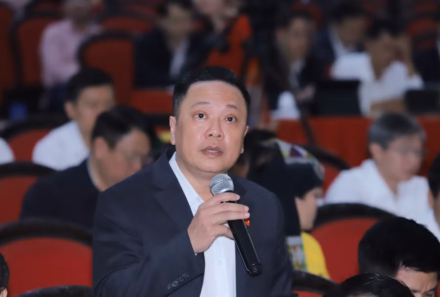 Đại biểu Mai Nhữ Thắng đặt câu hỏi về nguyên nhân chậm giải ngân vốn đầu tư công. (Ảnh: MH)