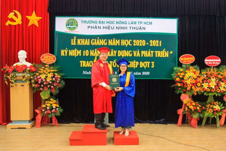 TS Trần Đình Lý- Phó hiệu trưởng Trường ĐH Nông Lâm TP.HCM trao bằng tốt nghiệp cho một sinh viên