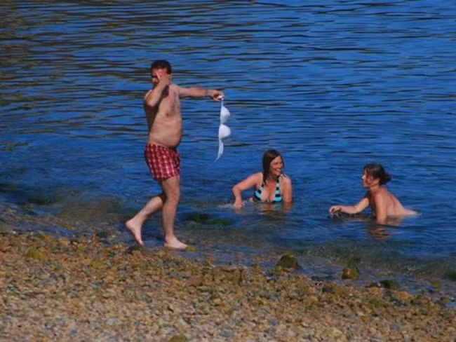 Bắt gặp những khoảnh khắc “bi hài” trên bãi biển