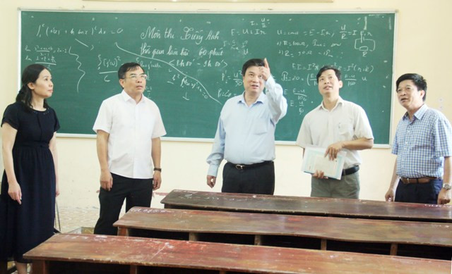 Thứ trưởng Bộ GD&ĐT Nguyễn Hữu Độ và đoàn công tác của Bộ GD&ĐT kiểm tra cơ sở vật chất phục vụ kỳ thi tại tỉnh Hải Dương