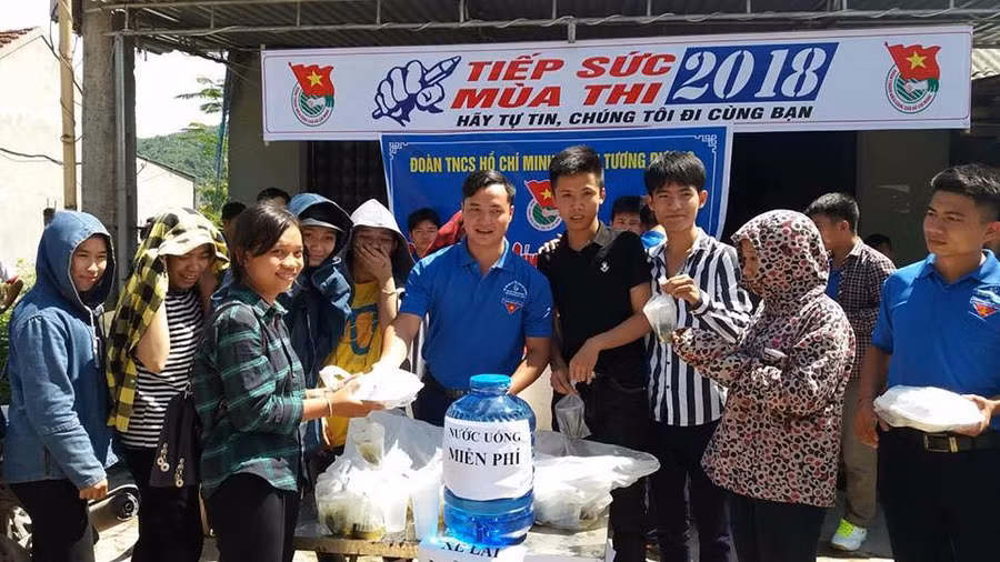 Đội hình thanh niên tiếp sức mùa thi huyện Tương Dương năm 2018