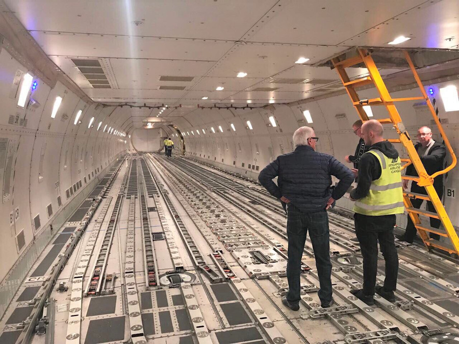 Các chuyên gia kiểm tra lại khoang chứa bò trong máy bay chuyên dụng trước khi chuyên chở các cô bò A2 về Việt Nam Các chuyên gia kiểm tra lại khoang chứa bò trong máy bay chuyên dụng trước khi chuyên chở các cô bò A2 về Việt Nam