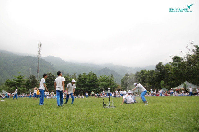 Học sinh THCS và THPT và hoạt động sáng chế tên lửa nước trong ngày hội STEM-ES của Hệ thống giáo dục chất lượng cao SKY - LINE.