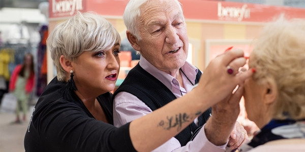 Des được mời thử làm đẹpcho vợ sau khi trêu trọcRosie ODriscoll không biết trang điểm.