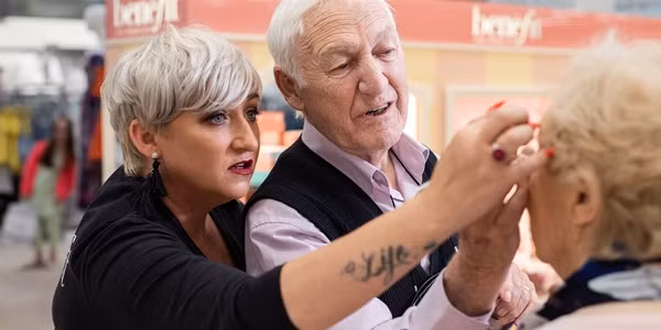 Des được mời thử làm đẹpcho vợ sau khi trêu trọcRosie O"Driscoll không biết trang điểm Des được mời thử làm đẹpcho vợ sau khi trêu trọcRosie ODriscoll không biết trang điểm.