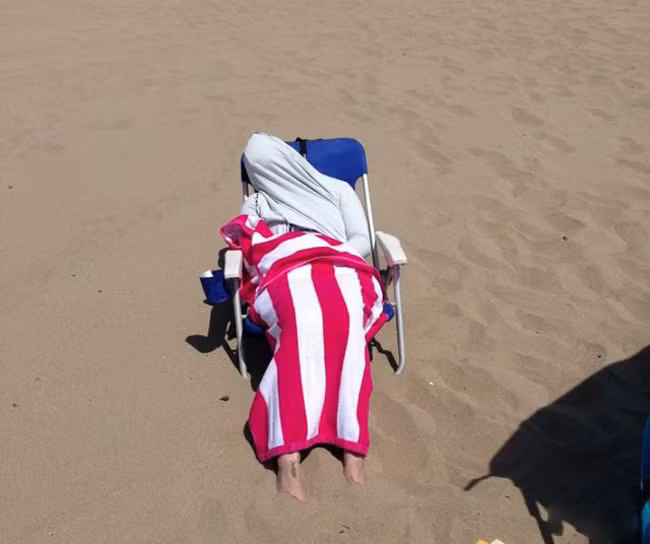 bat gap nhung khoanh khac "bi hai" tren bai bien hinh anh 12