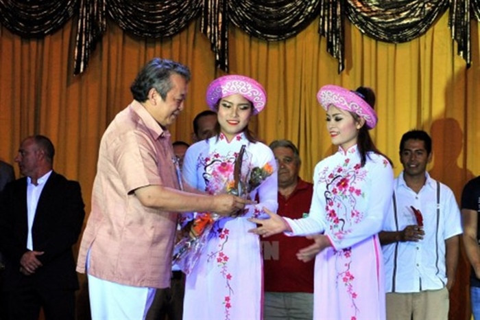 Đạo diễn, TS HOàng Minh Khánh tặng hoa cho hai học viên Ngọc Ánh và Thu Thuỳ đã mang giải Vàng về cho xiếc Việt Nam