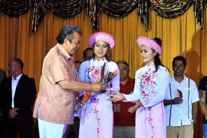 Đạo diễn, TS HOàng Minh Khánh tặng hoa cho hai học viên Ngọc Ánh và Thu Thuỳ đã mang giải Vàng về cho xiếc Việt Nam