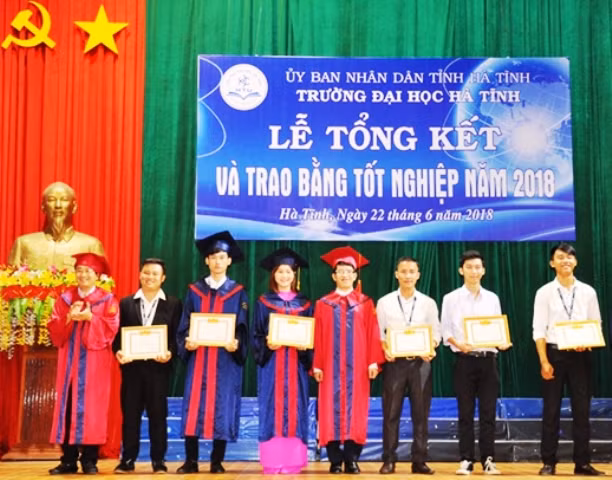 781 sinh viên Đại học Hà Tĩnh nhận bằng tốt nghiệp