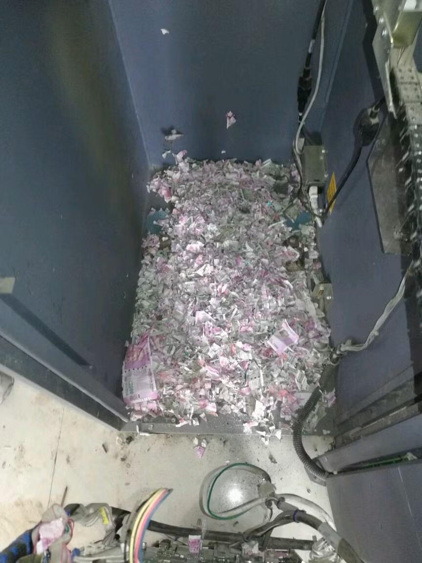 “xot ruot” canh 400 trieu dong trong may atm bi chuot nhai nat hinh anh 2