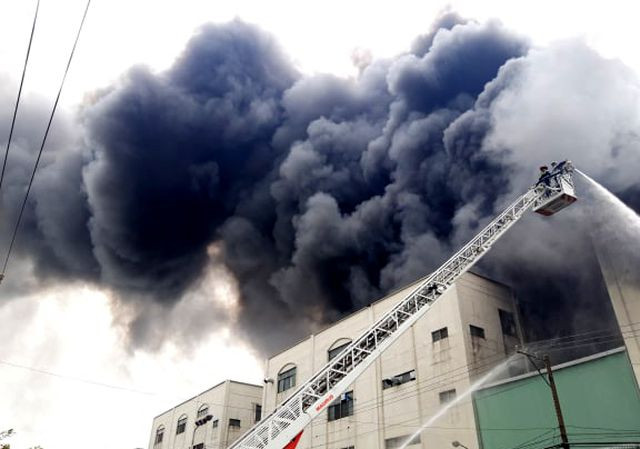 Hiện trường rực lửa vụ cháy kinh hoàng trong KCN Việt Hương hien truong ruc lua vu chay kinh hoang trong kcn viet huong