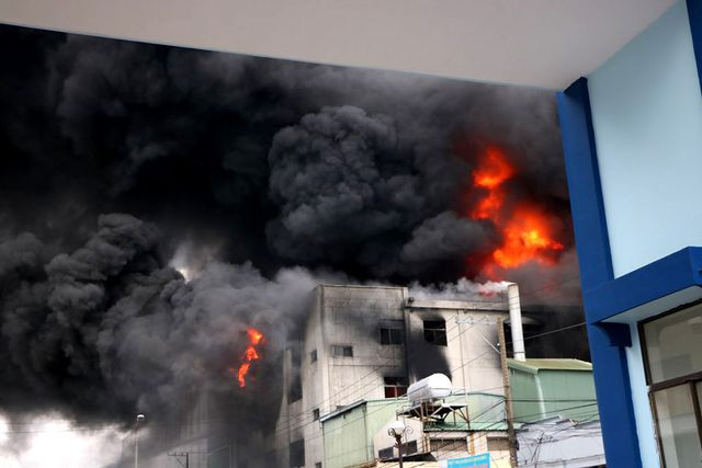 Hiện trường rực lửa vụ cháy kinh hoàng trong KCN Việt Hương hien truong ruc lua vu chay kinh hoang trong kcn viet huong