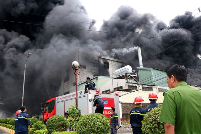 Hiện trường rực lửa vụ cháy kinh hoàng trong KCN Việt Hương hien truong ruc lua vu chay kinh hoang trong kcn viet huong