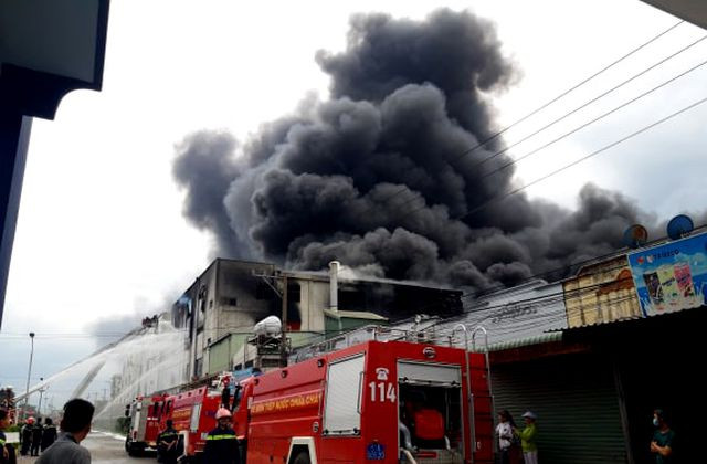 Hiện trường rực lửa vụ cháy kinh hoàng trong KCN Việt Hương hien truong ruc lua vu chay kinh hoang trong kcn viet huong