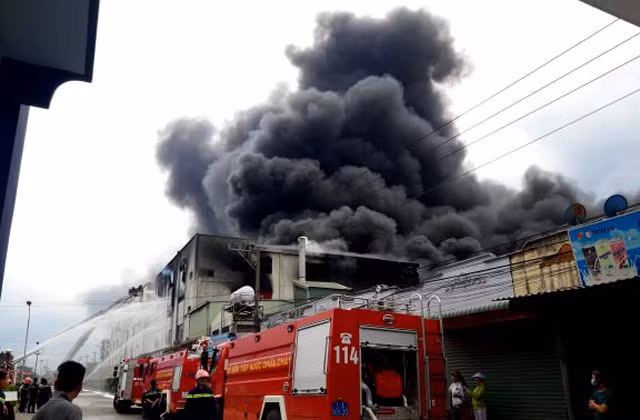 hien truong ruc lua vu chay kinh hoang trong kcn viet huong