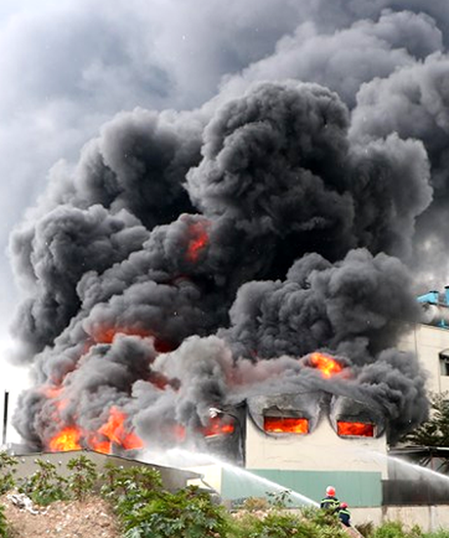 Hiện trường rực lửa vụ cháy kinh hoàng trong KCN Việt Hương hien truong ruc lua vu chay kinh hoang trong kcn viet huong