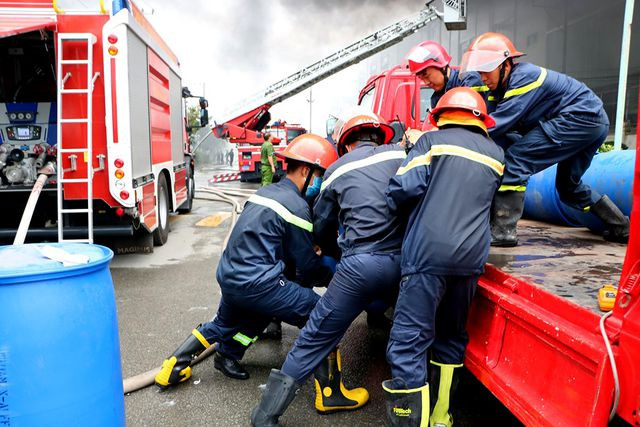 Hiện trường rực lửa vụ cháy kinh hoàng trong KCN Việt Hương hien truong ruc lua vu chay kinh hoang trong kcn viet huong