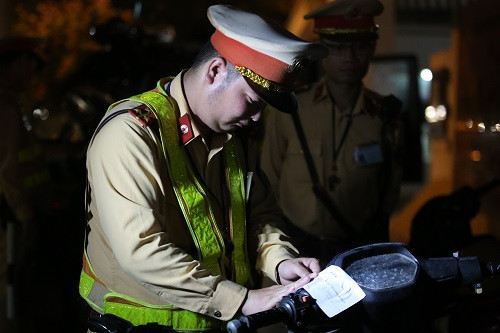 Cảnh sát niêm phong xe vi phạm. Ảnh:Gia Chính Cảnh sát tiến hành niêm phong xe vi phạm. Ảnh: Gia Chính