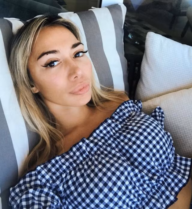 Quá nóng bỏng, cô gái không thể xin được việc làm - 1