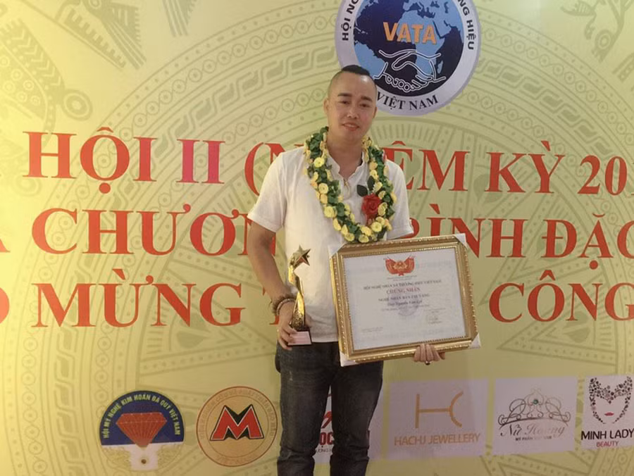 Tác giả nhận giải Bàn tay vàng năm 2019
