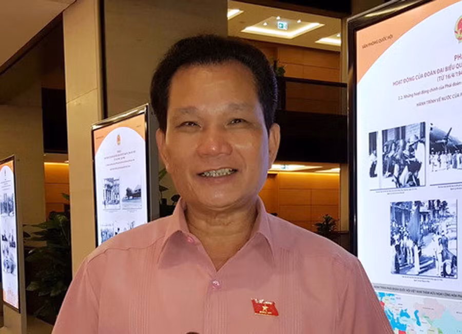 Đại biểu Bùi Sỹ Lợi trao đổi với báo chí bên lề Quốc hội. Ảnh: Sỹ Điền