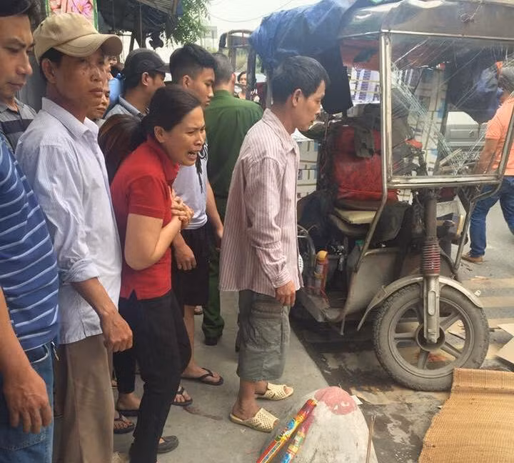 Hà Nội: Xe máy va chạm xe ba gác, một người chết tại chỗ