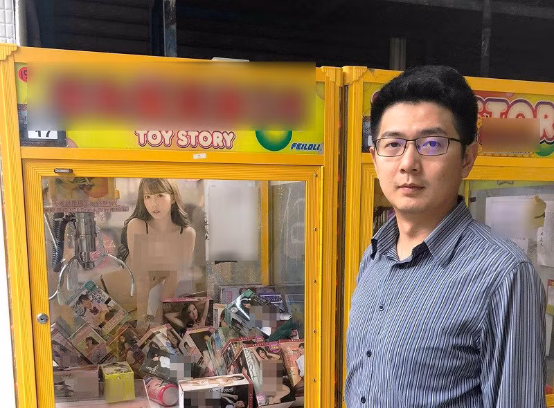 Những máy gắp thú chứa đồ chơi tình dục và các sản phẩm nhạy cảm được bày công khai ở thành phố Đài Trung.