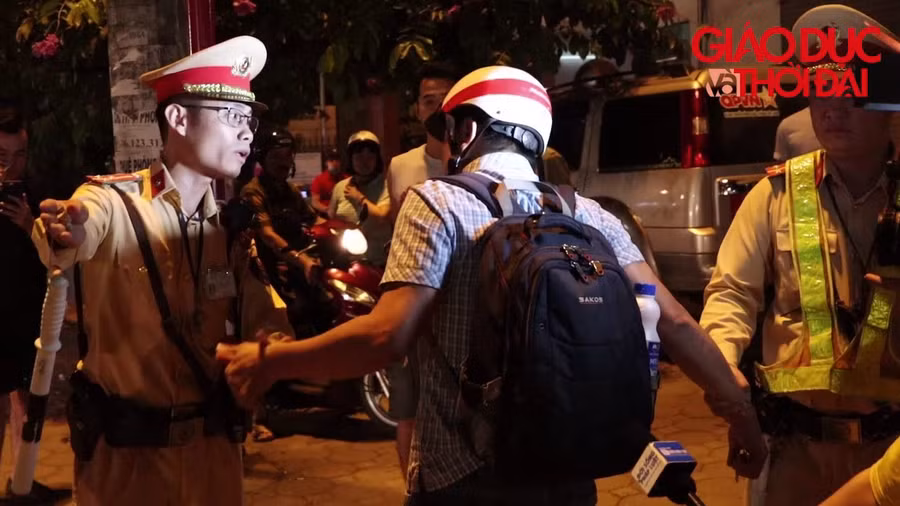 Hà Nội: Bị CSGT kiểm tra nồng độ cồn, tài xế rút chìa khóa bỏ lại xe máy