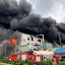 Hiện trường rực lửa vụ cháy kinh hoàng trong KCN Việt Hương hien truong ruc lua vu chay kinh hoang trong kcn viet huong