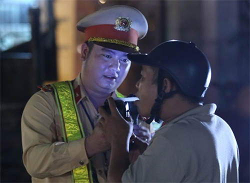 Tổ công tác kiểm tra nồng độ cồn của tài xế. Ảnh:Gia Chính Tổ công tác kiểm tra nồng độ cồn của tài xế. Ảnh: Gia Chính