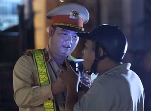Tổ công tác kiểm tra nồng độ cồn của tài xế. Ảnh: Gia Chính