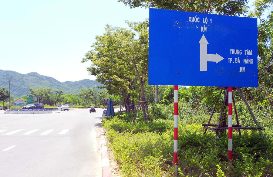 Tấm biển chỉ đường không còn rõ nội dung (ảnh chụp ngày 17/5) Tấm biển chỉ đường không còn rõ nội dung (ảnh chụp ngày 17/5)