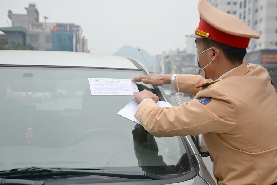 Quảng Ninh: Cảnh sát ghi hình vi phạm, dán giấy phạt như Tây