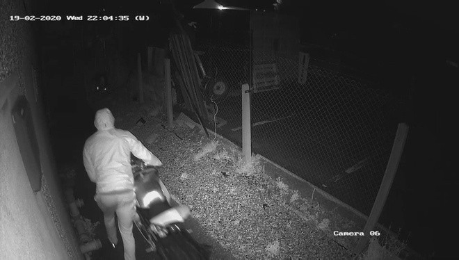 Khoét thủng tường, trộm Ducati trị giá 40.000 USD ảnh 1 Khoet thung tuong, trom Ducati tri gia 40.000 USD hinh anh 2 moto_theft1.jpg