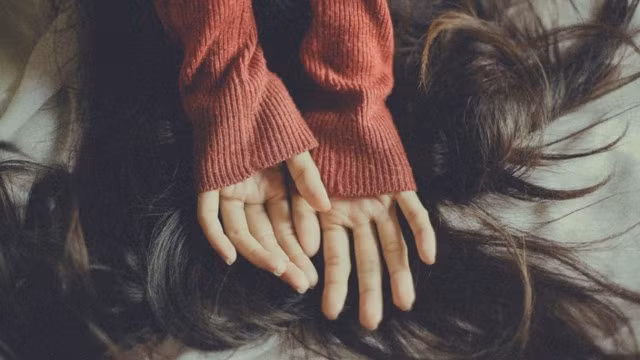 Chia tay đã lâu nhưng bạn vẫn lén lút theo dõi Facebook của người cũ, vì sao vậy?