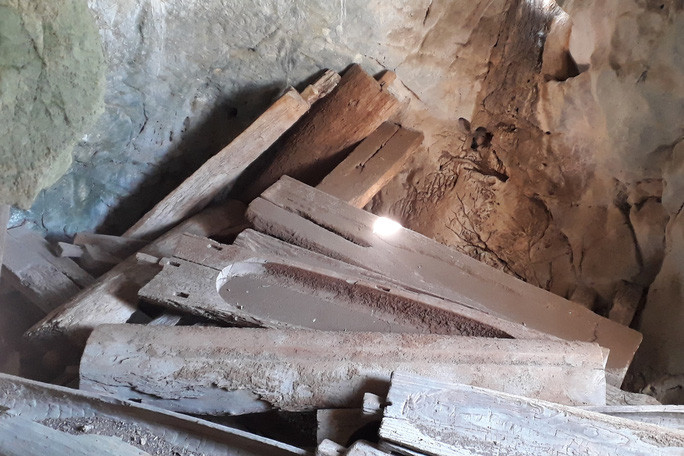 Rợn người khám phá hang quan tài kỳ bí treo lưng chừng núi - Ảnh 9. Rợn người khám phá hang quan tài kỳ bí treo lưng chừng núi - Ảnh 9.