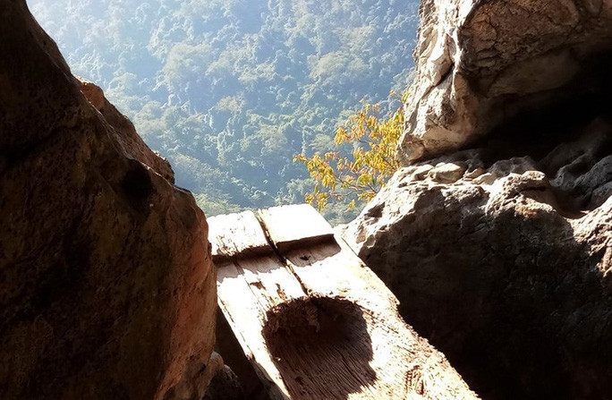 Rợn người khám phá hang quan tài kỳ bí treo lưng chừng núi - Ảnh 18. Rợn người khám phá hang quan tài kỳ bí treo lưng chừng núi - Ảnh 18.