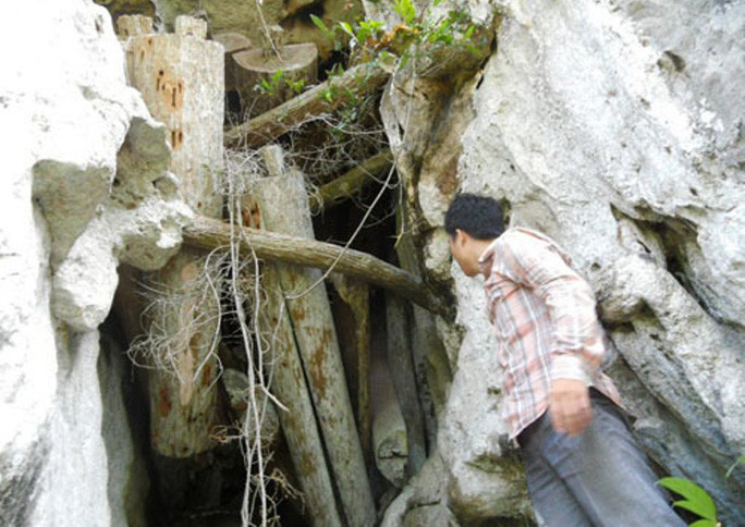 Rợn người khám phá hang quan tài kỳ bí treo lưng chừng núi - Ảnh 5. Rợn người khám phá hang quan tài kỳ bí treo lưng chừng núi - Ảnh 5.