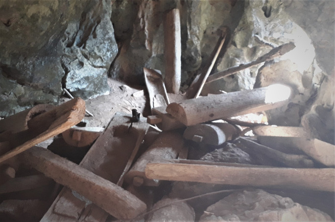 Rợn người khám phá hang quan tài kỳ bí treo lưng chừng núi - Ảnh 11. Rợn người khám phá hang quan tài kỳ bí treo lưng chừng núi - Ảnh 11.