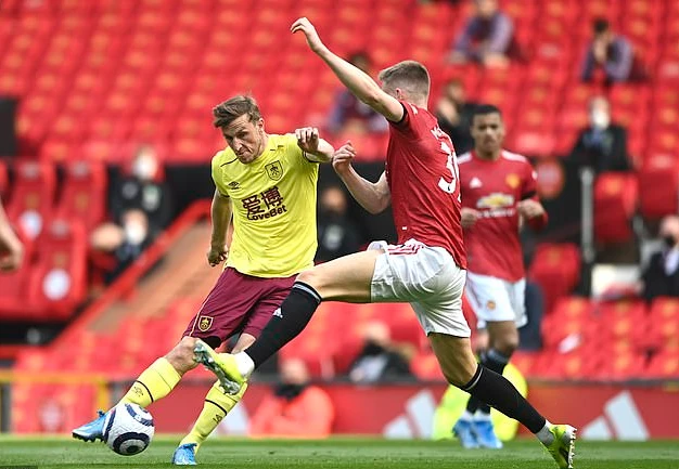 Chris Wood phá lưới Man United ngay từ giây 20 nhưng không có bàn thắng.