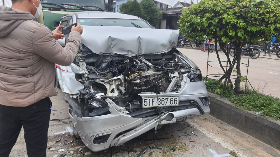 Ô tô 7 chỗ bị hư hỏng nặng cả phần đuôi lẫn phần đầu sau cú va chạm. Ô tô 7 chỗ bị hư hỏng nặng cả phần đuôi lẫn phần đầu sau cú va chạm.